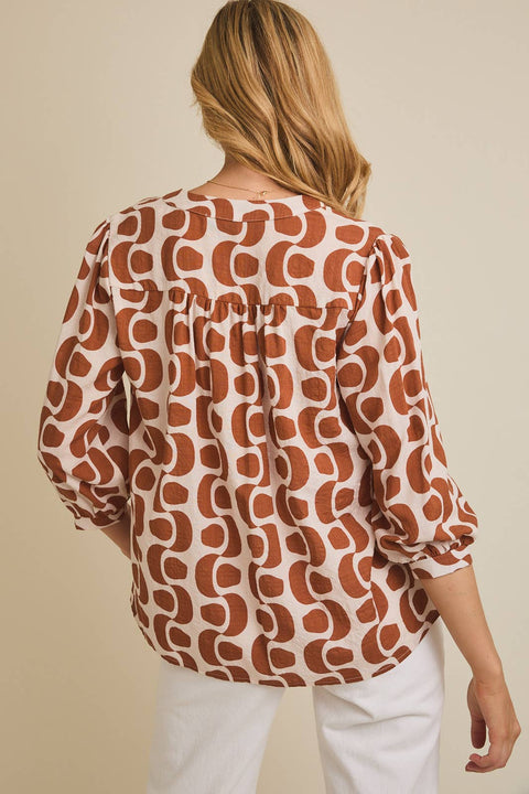 GILLI-NOTCH NECK 3/4 SLEEVE ABSTRACT TOP: CREAM-TAN ABSTRACT / M-Pink Dot Styles